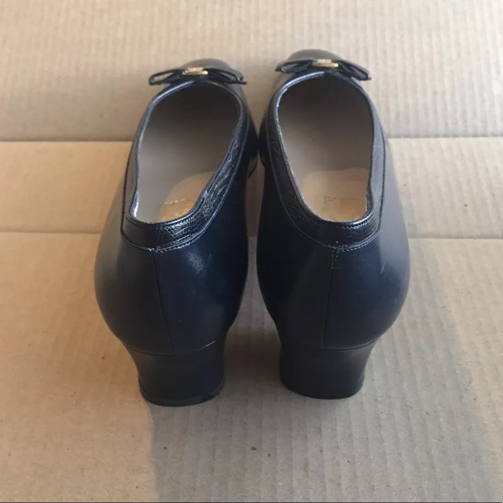 VINTAGE SALVATORE FERRAGAMO  BLACK LEATHER PUMPS - Picture 5 of 8